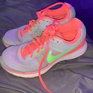 fairly new gym shoes nike